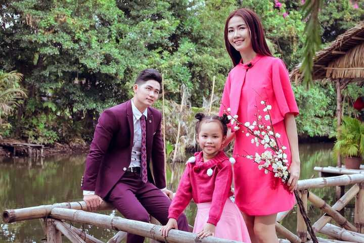 Đến với nghiệp diễn và nổi tiếng từ năm 16 tuổi, cuộc đời của nghệ sĩ Thiên Kim đã trải qua không biết bao nhiêu sự cơ cực từ hoàn cảnh gia đình. Một thân một mình nuôi 5 mặt con sau khi chồng mất, dù cố gắng đến đâu thì cái nghèo khó vẫn đeo bám bà mãi cho đến hôm nay.