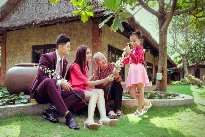 Khi được mời chụp bộ ảnh Tết sum vầy cùng với các nghệ sĩ trẻ, cũng xem như con cháu trong nghề, bà rưng rưng nước mắt và đồng ý ngay. Bởi đó cũng như là một ước mơ đoàn viên, no ấm mà đến bây giờ bà vẫn chưa có được.
