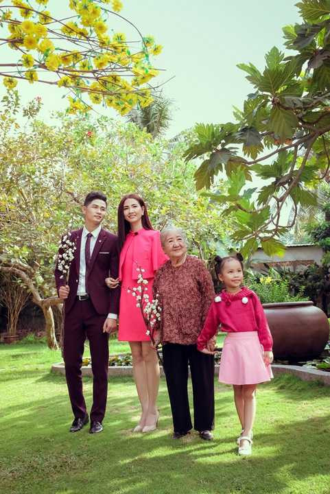 Không nề hà vấn đề sức khỏe, bà vẫn cuốn vào câu chuyện trong bộ ảnh thật đầy đặn, nhẹ nhàng, giúp cho Ray Võ, Phan Thị Mơ cùng bé Ngọc Hà thêm phần tự tin để diễn một cách tốt nhất. Để từ đó vun đắp cho sự trọn vẹn của tình yêu thương, mà chỉ có những người trải qua không ít những sóng gió mới cảm nhận hết được sự quý giá của những ngày sum vầy như thế.