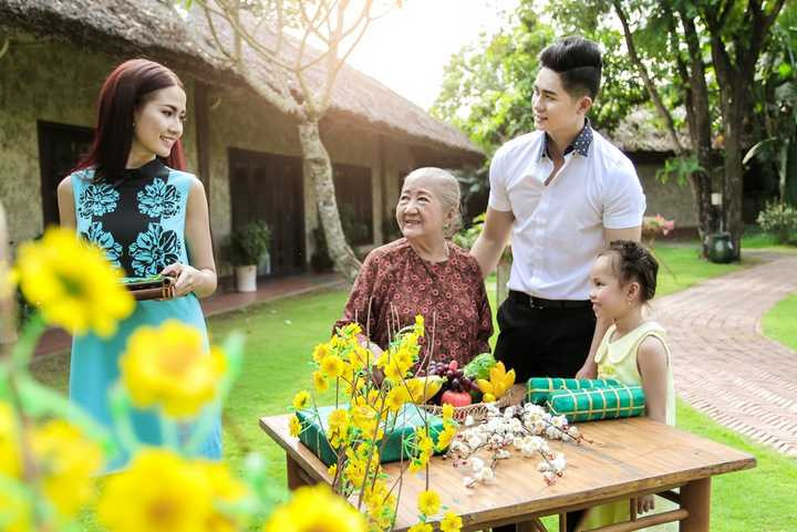 Trong dịp xuân mới này, anh tiếp tục giới thiệu đến khán giả album vol.3 Chào xuân với 6 ca khúc: Mãi cho em mùa xuân, Nàng xuân, Khúc xuân, Chào xuân, Như hoa mùa xuân, Cơn mưa phùn đêm xuân. 