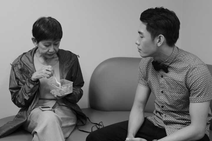 Nam vũ công cũng đưa mẹ theo cùng vì muốn dành thời gian đưa mẹ đi du lịch dịp đầu xuân.