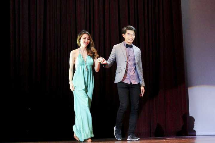 “Cảm ơn sự nhiệt tình của các bạn sinh viên Singapore. Lần đầu tiên được đến Singapore để làm giám khảo và biểu diễ, không còn gì hạnh phúc hơn.”, Quang Đăng chia sẻ trên trang cá nhân.