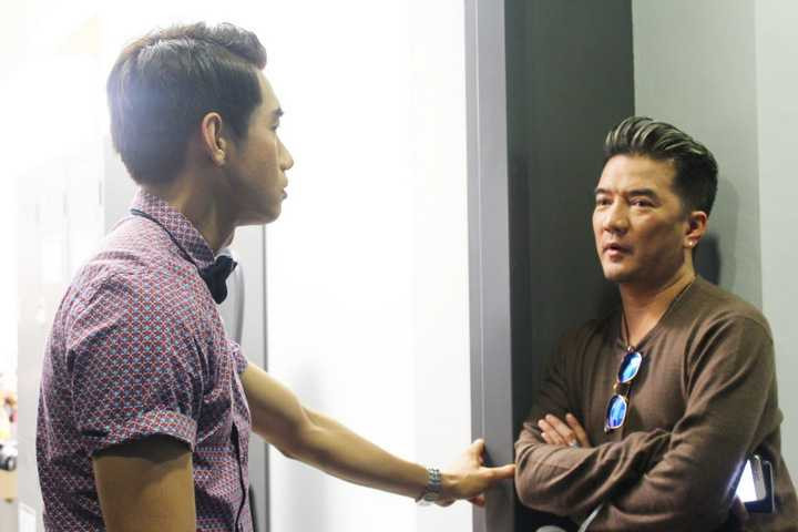 Bên cạnh đó, Quang Đăng và Ngân Khánh trò chuyện rôm rả vì nữ diễn viên du học tại Singapore gần một năm qua. Trong hậu trường, Quang Đăng cũng thân thiện với mọi người.