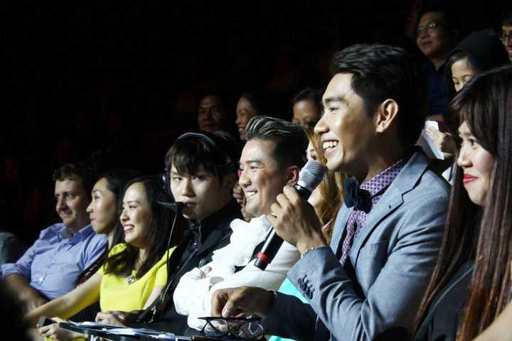 Dù khá bận rộn khi phải tự lo mọi thứ từ phục trang cho đến trang điểm, anh vẫn hay chọc cười các thành viên ban tổ chức và tranh thủ đàn hát một vài bản nhạc để góp vui.