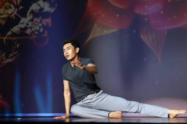 Bên cạnh vai trò cho điểm và nhận xét các phần thi của các bạn sinh viên, Quang Đăng còn trình diễn hai tiết mục nhảy với hai thể loại sở trường là múa đương đại và Hiphop.