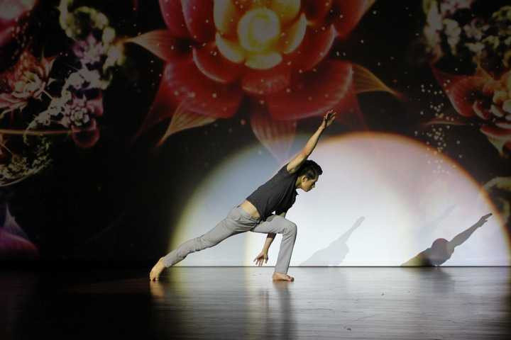 Phần trình diễn điêu luyện của Quang Đăng nhận được sự ủng hộ từ toàn thể các bạn sinh viên tham dự sự kiện.