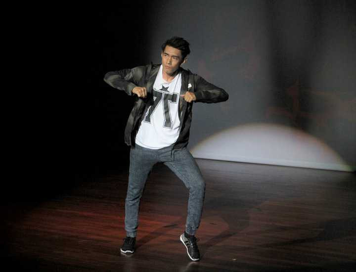 Quang Đăng chia sẻ, hai tiết mục nhảy liên tiếp khiến anh mất nhiều sức. Tuy nhiên, tình cảm mà các bạn du học sinh Việt Nam và sinh viên bản xứ đã phần nào tiếp sức, giúp Quang Đăng hoàn thành trọn vẹn cả hai vai trò: giám khảo và biểu diễn.