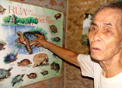 Ông Trần Trọng Dần, ở cạnh đầm Minh Quân, chỉ tay vào cụ rùa Hồ Gươm và bảo đó là con giải. Ông Trần Trọng Dần, ở cạnh đầm Minh Quân, chỉ tay vào cụ rùa Hồ Gươm và bảo đó là con giải.