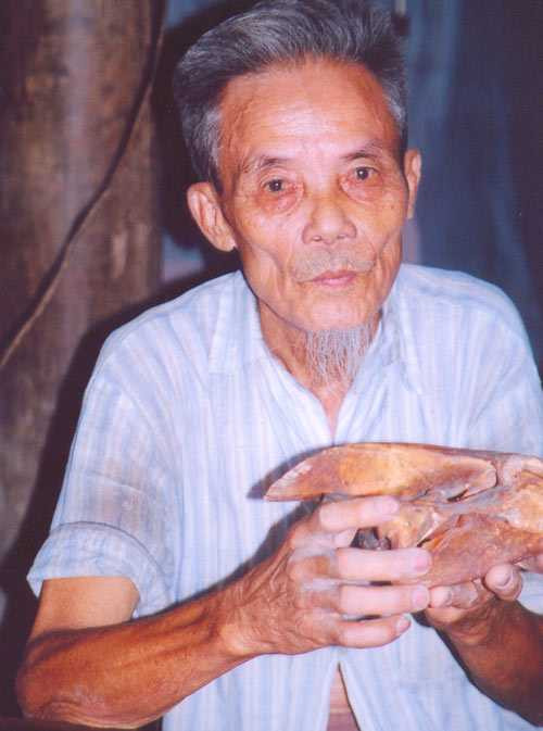 Ông Nguyễn Văn Ao (Phú Thọ) và chiếc sọ của loài mà ông gọi là giải. Ông Nguyễn Văn Ao (Phú Thọ) và chiếc sọ của loài mà ông gọi là giải.