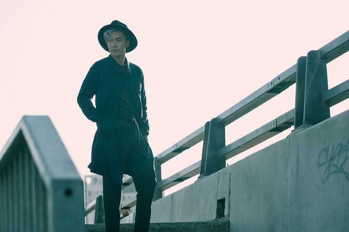 Cùng tham khảo những phong cách street style mà ST gợi ý cho các chàng trai với những item đang rất hot như quần tây rộng ống ngắn, áo thun phom dài, áo khoác oversize và bomber, skinny jean hay blazer với những màu sắc đơn giản nhưng được ST kết hợp vô cùng tinh tế và thời thượng.