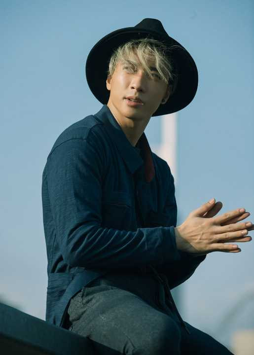 Cùng tham khảo những phong cách street style mà ST gợi ý cho các chàng trai với những item đang rất hot như quần tây rộng ống ngắn, áo thun phom dài, áo khoác oversize và bomber, skinny jean hay blazer với những màu sắc đơn giản nhưng được ST kết hợp vô cùng tinh tế và thời thượng.