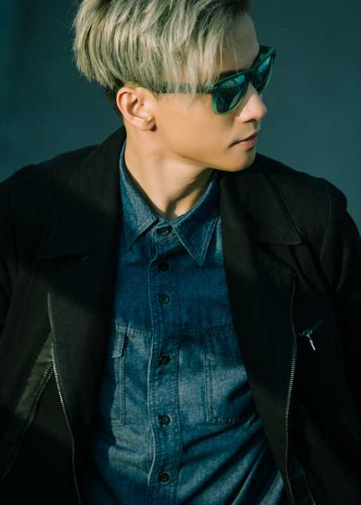 Cùng tham khảo những phong cách street style mà ST gợi ý cho các chàng trai với những item đang rất hot như quần tây rộng ống ngắn, áo thun phom dài, áo khoác oversize và bomber, skinny jean hay blazer với những màu sắc đơn giản nhưng được ST kết hợp vô cùng tinh tế và thời thượng.