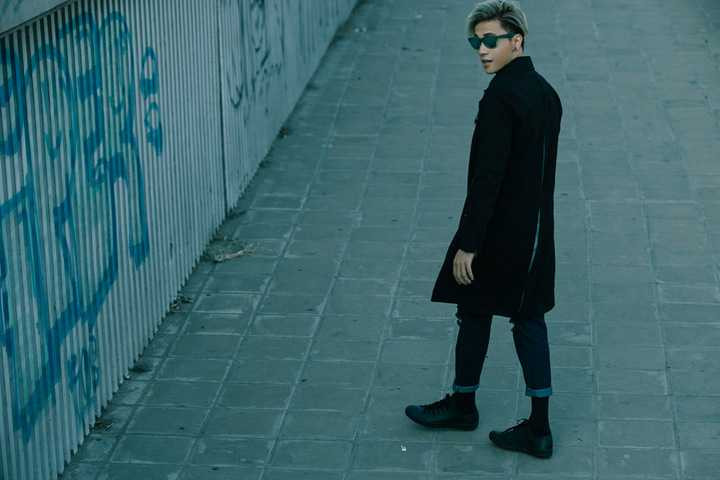 Cùng tham khảo những phong cách street style mà ST gợi ý cho các chàng trai với những item đang rất hot như quần tây rộng ống ngắn, áo thun phom dài, áo khoác oversize và bomber, skinny jean hay blazer với những màu sắc đơn giản nhưng được ST kết hợp vô cùng tinh tế và thời thượng.