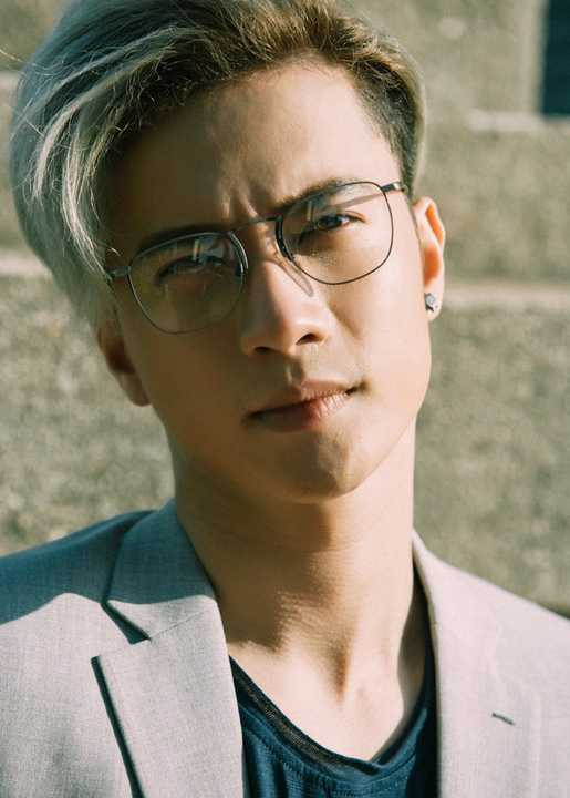 Anh chàng luôn biết làm mới những bộ trang phục bằng cách thêm thắt những chi tiết phá cách theo phong cách của riêng mình.