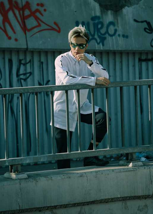 Anh chàng tâm sự: Làm trong nghành nghệ thuật và nhất là một ca sĩ trẻ theo dòng nhạc hiện đại và thời thượng, ST luôn theo dõi xu hướng của thế giới để bổ sung kiến thức về thời trang cũng như cập nhật cho mình những trend mới phù hợp với mình nhất