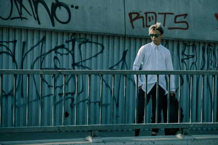 Cùng tham khảo những phong cách street style mà ST gợi ý cho các chàng trai với những item đang rất hot như quần tây rộng ống ngắn, áo thun phom dài, áo khoác oversize và bomber, skinny jean hay blazer với những màu sắc đơn giản nhưng được ST kết hợp vô cùng tinh tế và thời thượng.