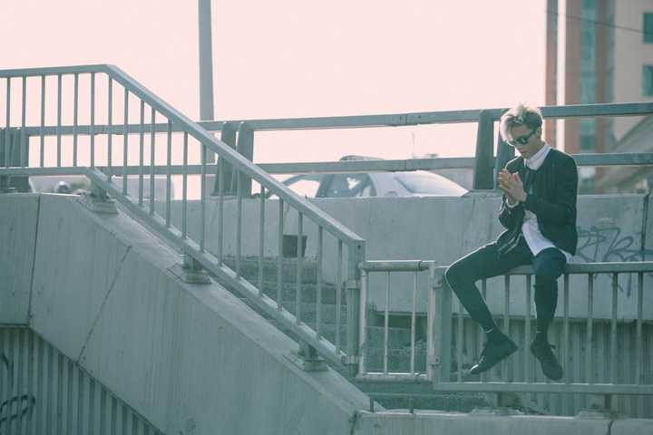 Cùng tham khảo những phong cách street style mà ST gợi ý cho các chàng trai với những item đang rất hot như quần tây rộng ống ngắn, áo thun phom dài, áo khoác oversize và bomber, skinny jean hay blazer với những màu sắc đơn giản nhưng được ST kết hợp vô cùng tinh tế và thời thượng.