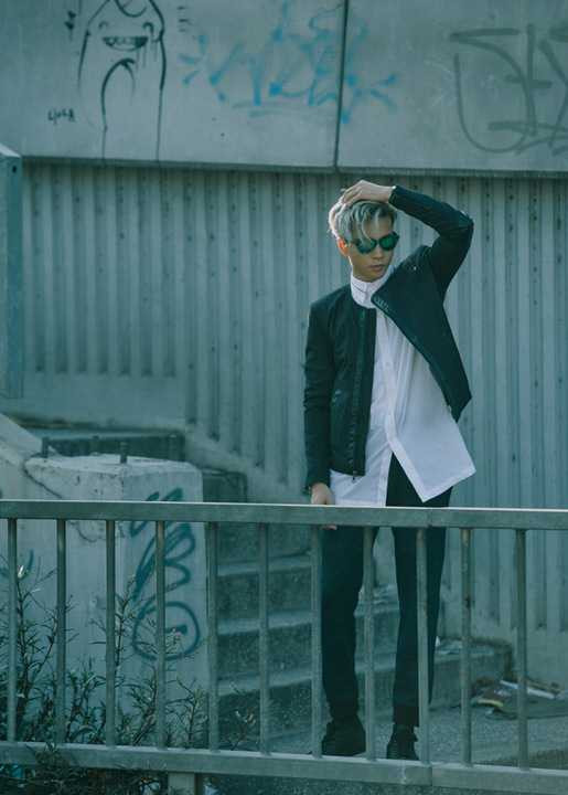 Cùng tham khảo những phong cách street style mà ST gợi ý cho các chàng trai với những item đang rất hot như quần tây rộng ống ngắn, áo thun phom dài, áo khoác oversize và bomber, skinny jean hay blazer với những màu sắc đơn giản nhưng được ST kết hợp vô cùng tinh tế và thời thượng.