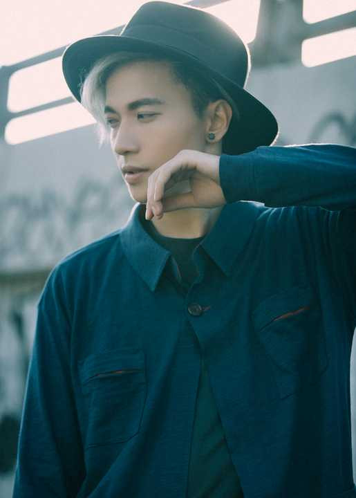 Cùng tham khảo những phong cách street style mà ST gợi ý cho các chàng trai với những item đang rất hot như quần tây rộng ống ngắn, áo thun phom dài, áo khoác oversize và bomber, skinny jean hay blazer với những màu sắc đơn giản nhưng được ST kết hợp vô cùng tinh tế và thời thượng.