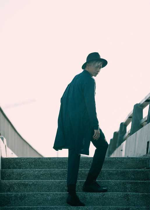 Cùng tham khảo những phong cách street style mà ST gợi ý cho các chàng trai với những item đang rất hot như quần tây rộng ống ngắn, áo thun phom dài, áo khoác oversize và bomber, skinny jean hay blazer với những màu sắc đơn giản nhưng được ST kết hợp vô cùng tinh tế và thời thượng.