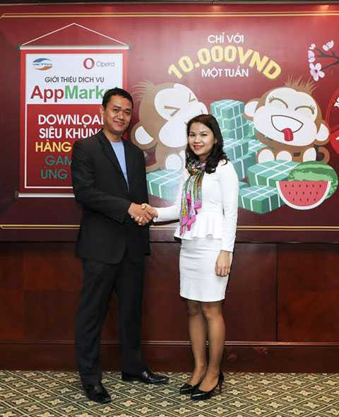 Ông Nguyễn Việt Anh và bà trong buổi ra giới thiệu AppMarket Ông Nguyễn Việt Anh và bà trong buổi ra giới thiệu AppMarket