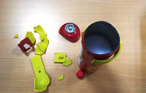 Phần trên văng ra ngoài nhưng dung dịch trong bình chữa cháy vẫn còn nguyên. Ảnh: Huy Đức.