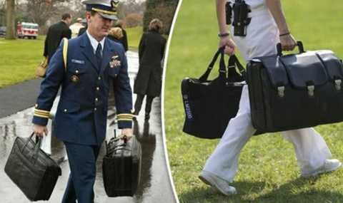 Chiếc cặp đen luôn đồng hành cùng Tổng thống Mỹ trong các chuyến đi Chiếc cặp đen luôn đồng hành cùng Tổng thống Mỹ trong các chuyến đi