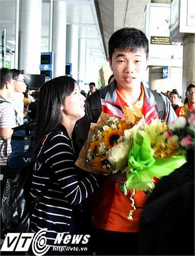 Tân binh của Incheon được một nữ CĐV 'chăm sóc đặc biệt'