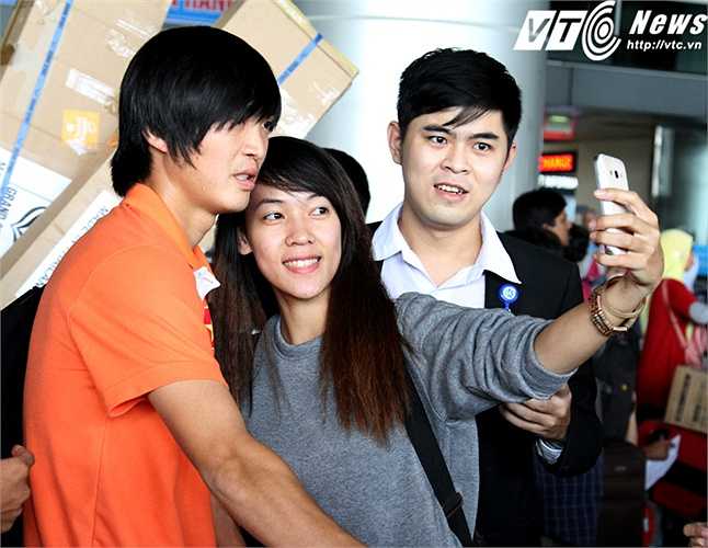 Tuấn Anh là gương mặt được săn đón nhiệt tình nhất đội
