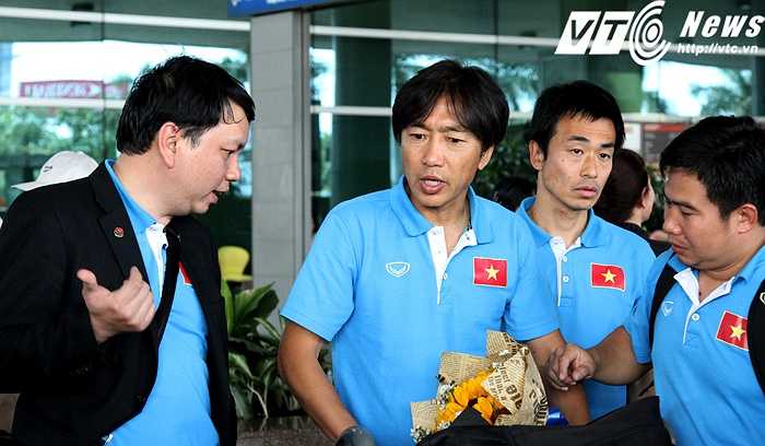Tổng thư ký Liên đoàn bóng đá Việt Nam (VFF) - Lê Hoài Anh ra đón thầy trò HLV Miura