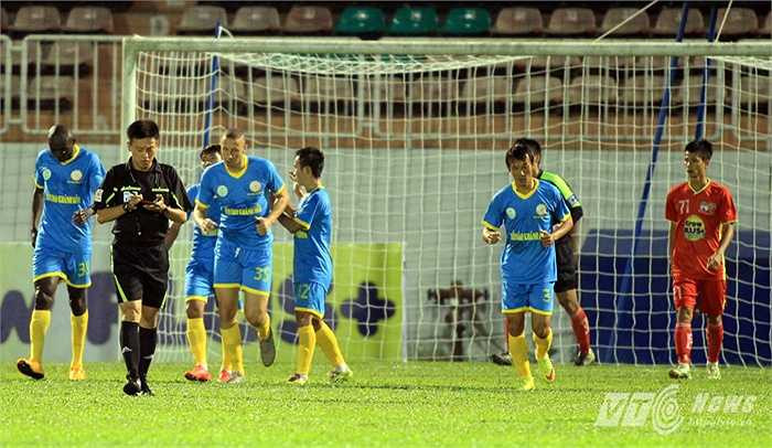 Sau trận thắng có phần may mắn 3-2 trước SHB Đà Nẵng, S.Khánh Hòa đã khiến HAGL nhận ra nhiều điều còn phải chuẩn bị cho mùa giải tới. (Hùng Linh)