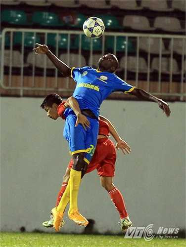 S.Khánh Hòa chủ yếu dùng những đường bóng dài, bổng hướng đến các ngoại binh. Uche Iheruome chính là người mở tỷ số cho đội bóng phố Biển từ những tình huống như thế.