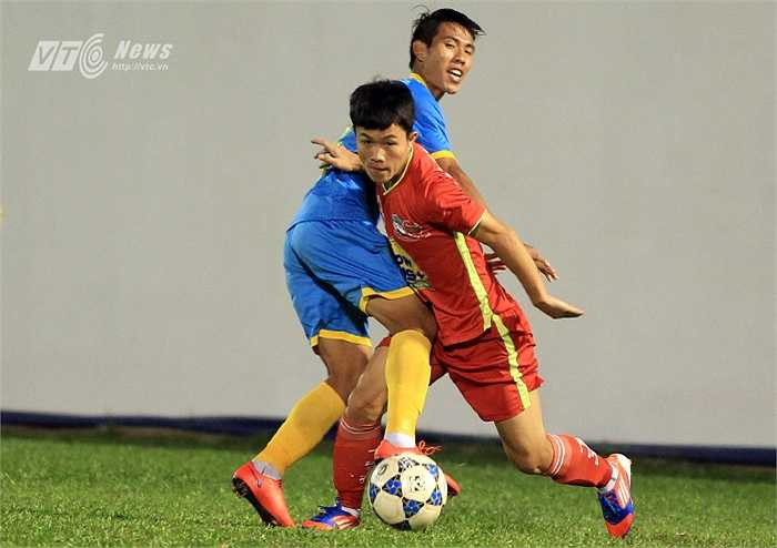 Sau bàn thua, HAGL cố đẩy cao đội hình tìm bàn gỡ.