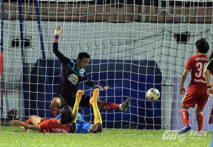 Cũng bởi thế, HAGL không những không tìm được bàn gỡ mà còn nhận thêm một bàn thua nữa. Người lập công cho S.Khánh Hòa vẫn là tiền đạo Uche Iheruome.