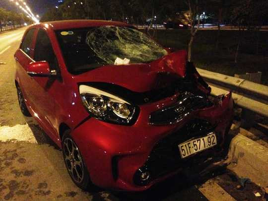 Xe máy biến dạng hoàn toàn sau cú tông