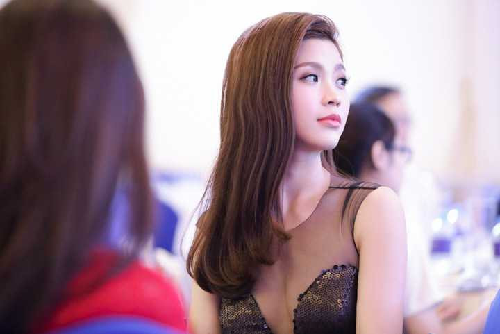 Với những đường xẻ đơn giản nhưng sắc nét, chiếc váy đã khiến chủ nhân trở nên nổi bật nhưng đầy tế nhị.