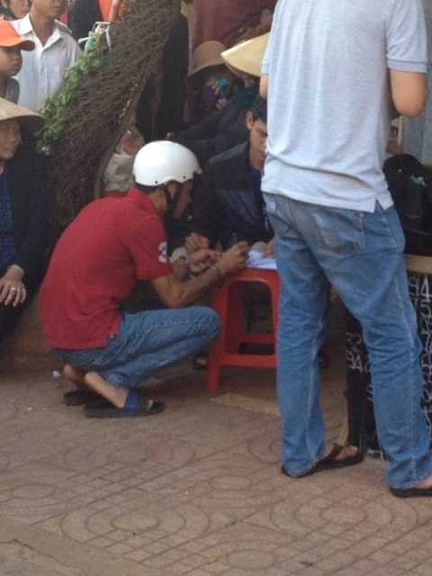 Nam thanh niên ghi đề tại ổ đè bà Phúc bị bắt giữ Nam thanh niên ghi đề tại ổ đè bà Phúc bị bắt giữ