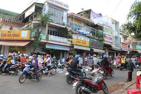 Sự việc gây nhiều người hiếu kỳ đến xem.Ảnh :Thanh Hải Sự việc gây nhiều người hiếu kỳ đến xem.Ảnh :Thanh Hải