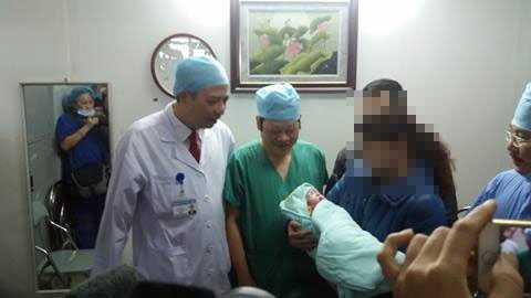 Bé gái 3,6kg từ ca mang thai hộ đầu tiên đã chào đời ở Viện C