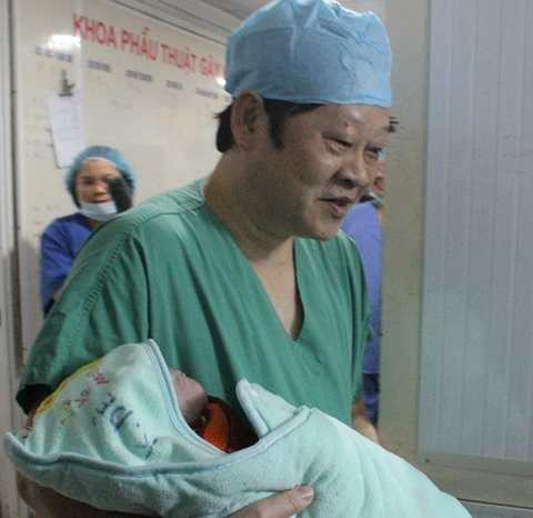 Ca mổ do đích thân Thứ trưởng Bộ Y tế, GS-TS Nguyễn Viết Tiến thực hiện.