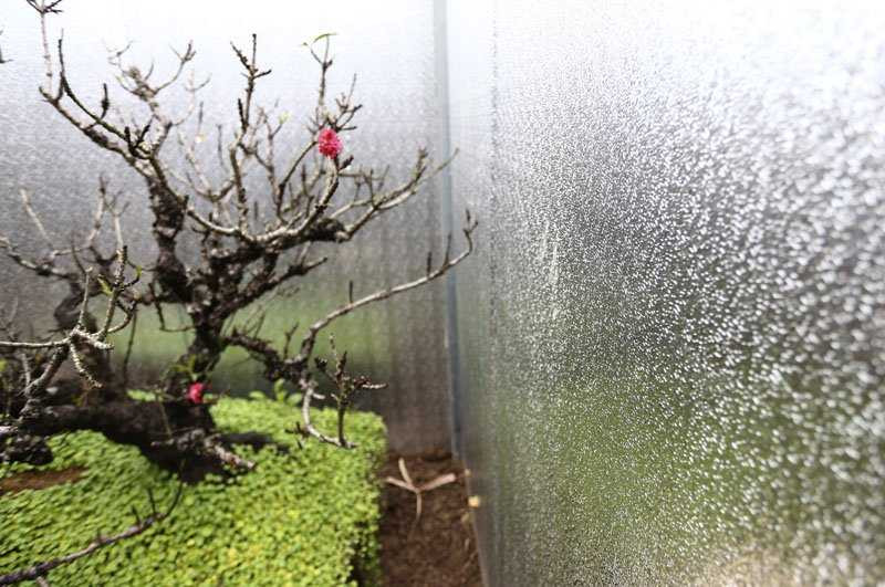 Ngoài lớp đệm mút còn có lớp cách nhiệt phản quang để tăng thêm ánh sáng trong phòng.