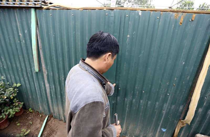 Khu “lô cốt” luôn được đóng cửa kín mít, chỉ khi có khách đến xem đào, ông Lê Hàm mới mở cửa.