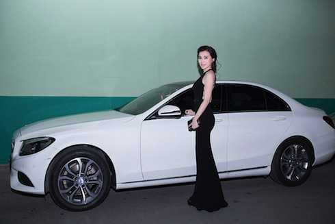 Cao Thái Hà tự lái xe sang bạc tỷ đến sự kiện.