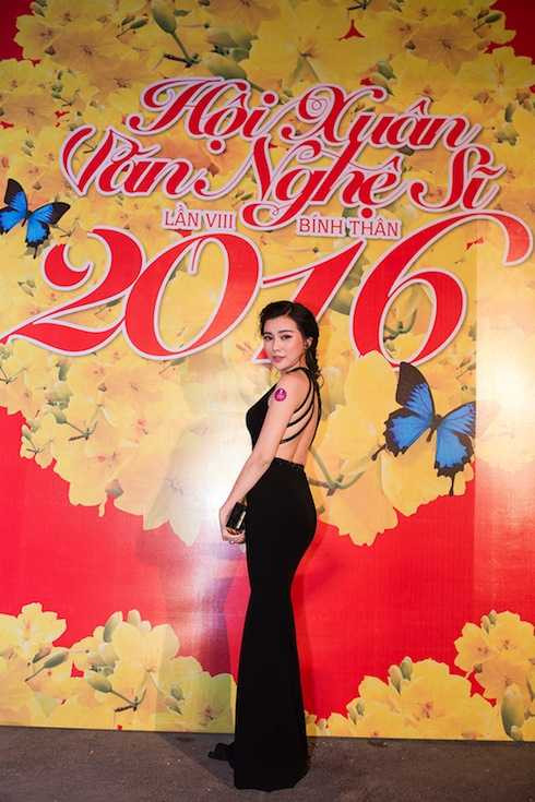 Cao Thái Hà khoe lưng trần sexy.