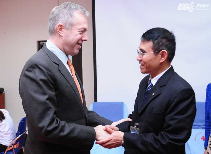 Đại sứ nói chuyện với BSCK II Phạm Tuấn Dương, Phó Viện trưởng Viện Huyết học - Truyền máu Trung ương - Ảnh: Tùng Đinh