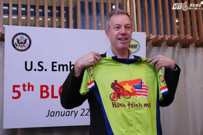 Sáng 22/1, Đại sứ Ted Osius cũng giới thiệu chiếc áo trong chương trình đạp xe Hà Nội - Huế mang tên Hành trình mới của ông, khởi hành cuối tuần này - Ảnh: Tùng Đinh