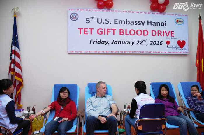 Đại sứ Osius chuẩn bị hiến máu - Ảnh: Tùng Đinh