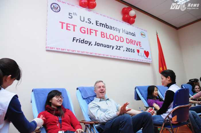 Ông Ted Osius vui vẻ chuẩn bị quá trình lấy máu - Ảnh: Tùng Đinh