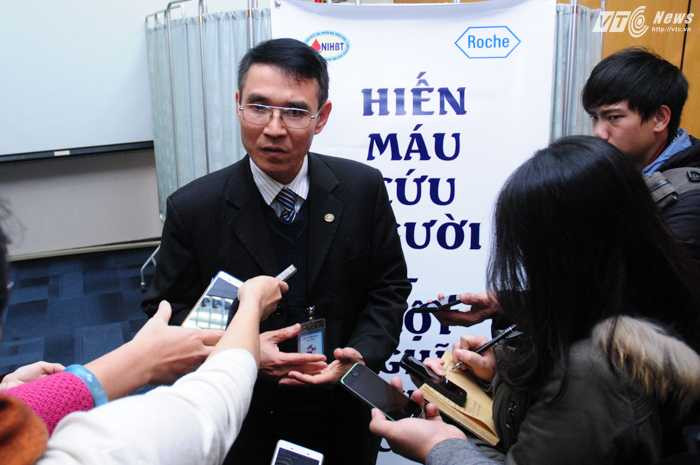 BSCK II Phạm Tuấn Dương, Phó Viện trưởng Viện Huyết học - Truyền máu Trung ương trao đổi với báo chí - Ảnh: Tùng Đinh