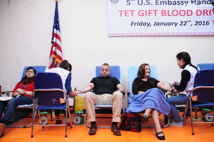 Các nhân viên Đại sứ quán tham gia hiến máu - Ảnh: Tùng Đinh